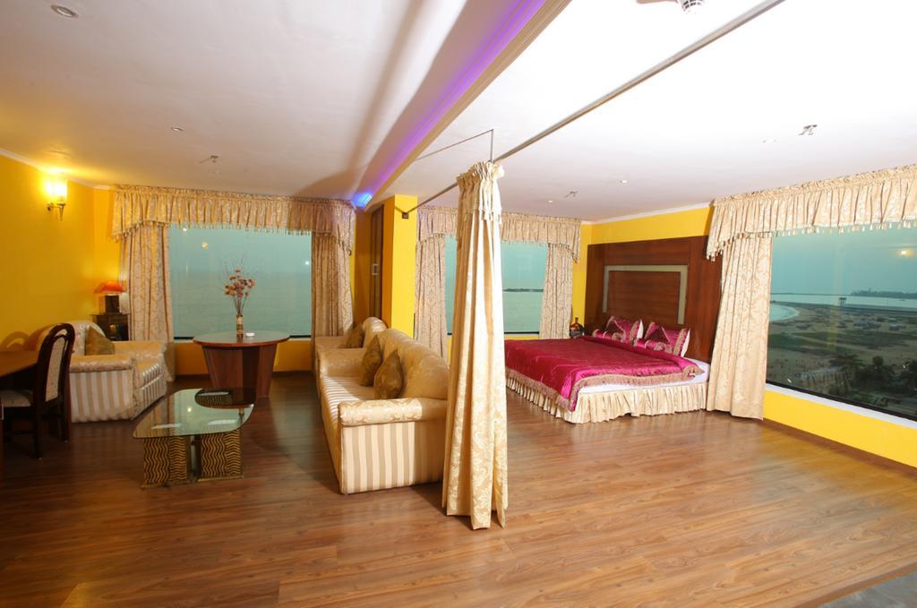 The Quilon Beach Hotel And Convention Center Колам Екстериор снимка