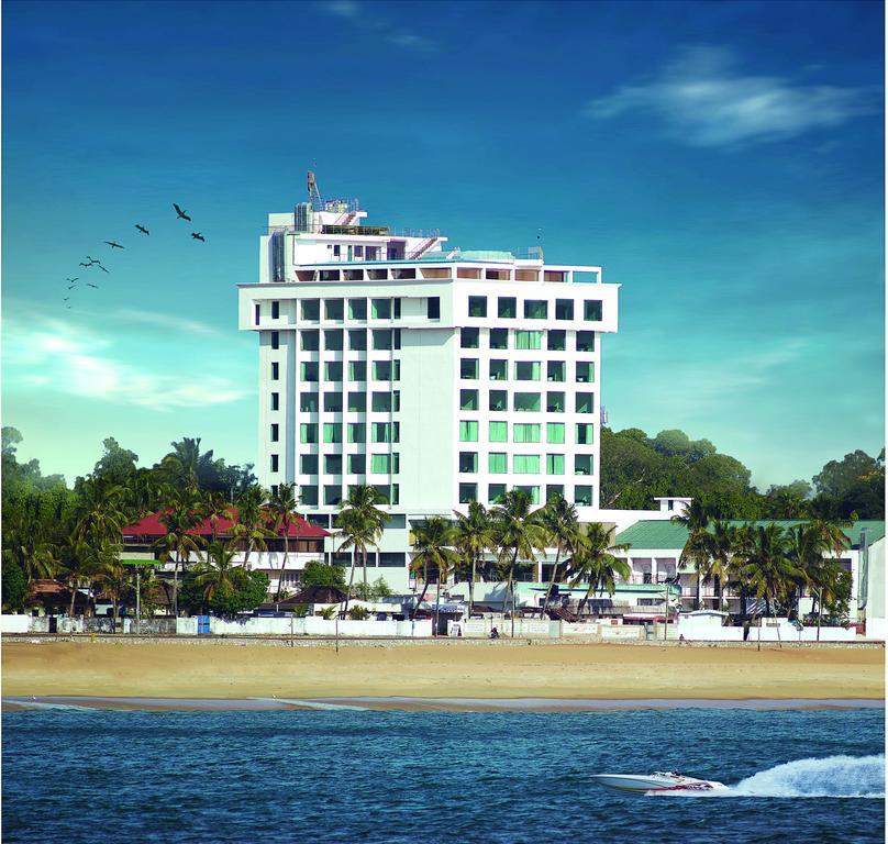 The Quilon Beach Hotel And Convention Center Колам Екстериор снимка