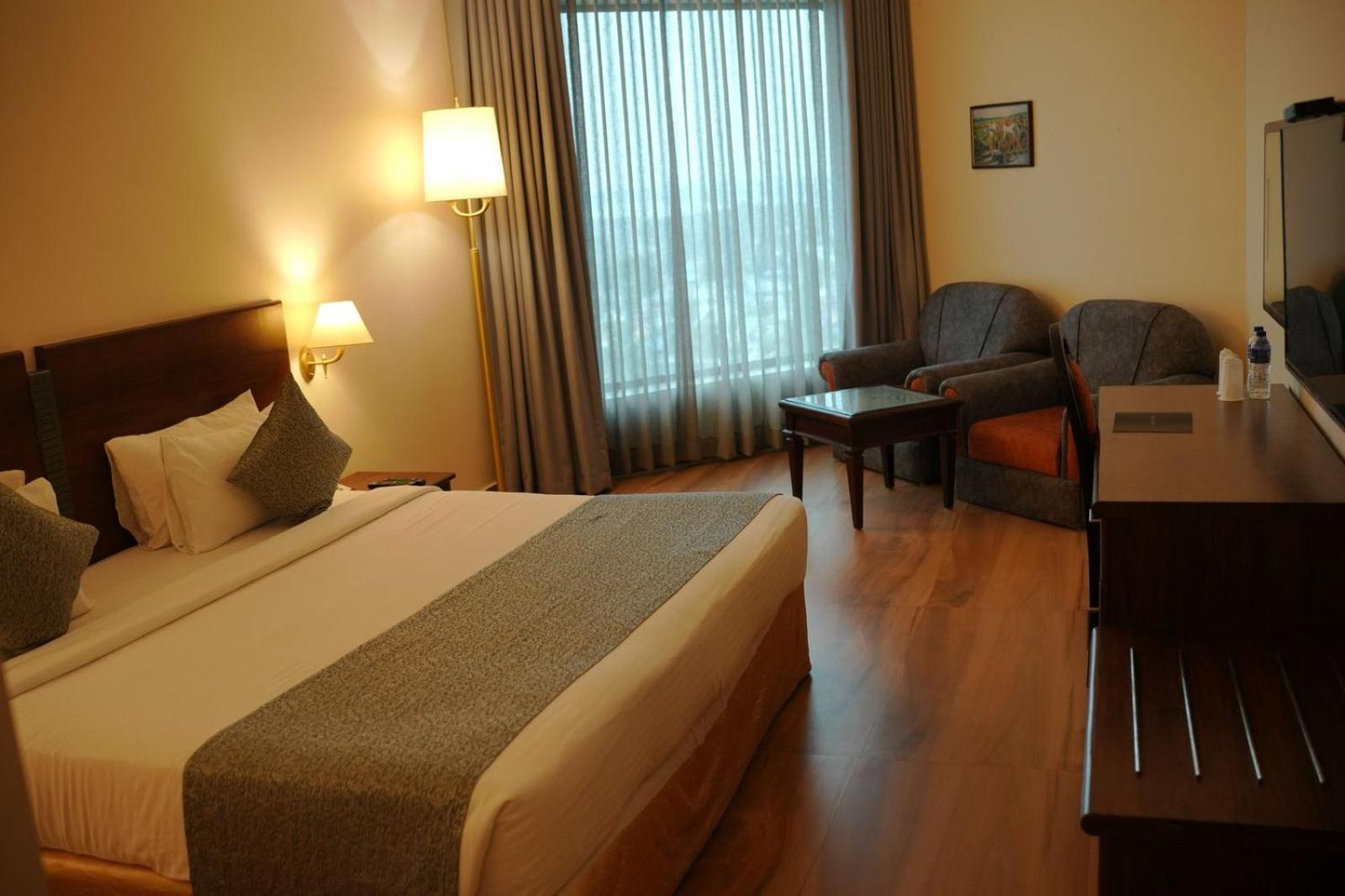 The Quilon Beach Hotel And Convention Center Колам Екстериор снимка