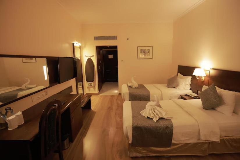 The Quilon Beach Hotel And Convention Center Колам Екстериор снимка