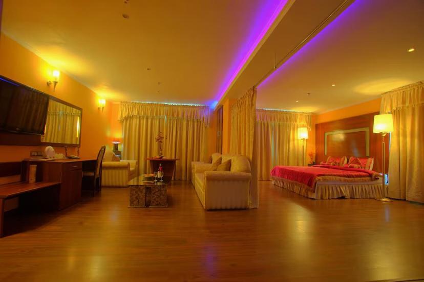 The Quilon Beach Hotel And Convention Center Колам Стая снимка