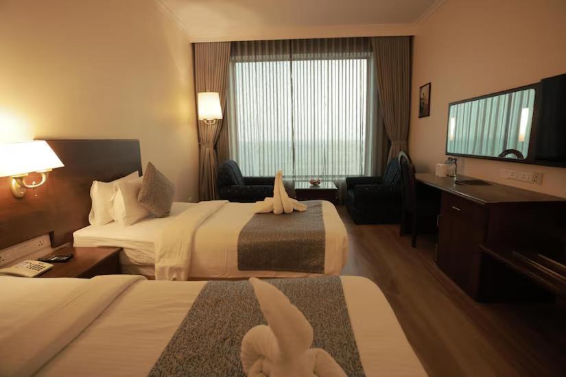 The Quilon Beach Hotel And Convention Center Колам Екстериор снимка