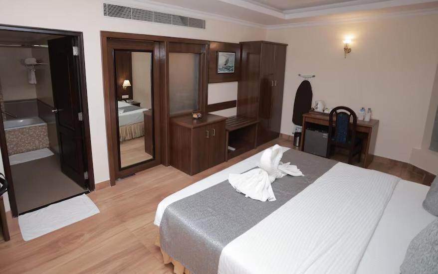 The Quilon Beach Hotel And Convention Center Колам Екстериор снимка