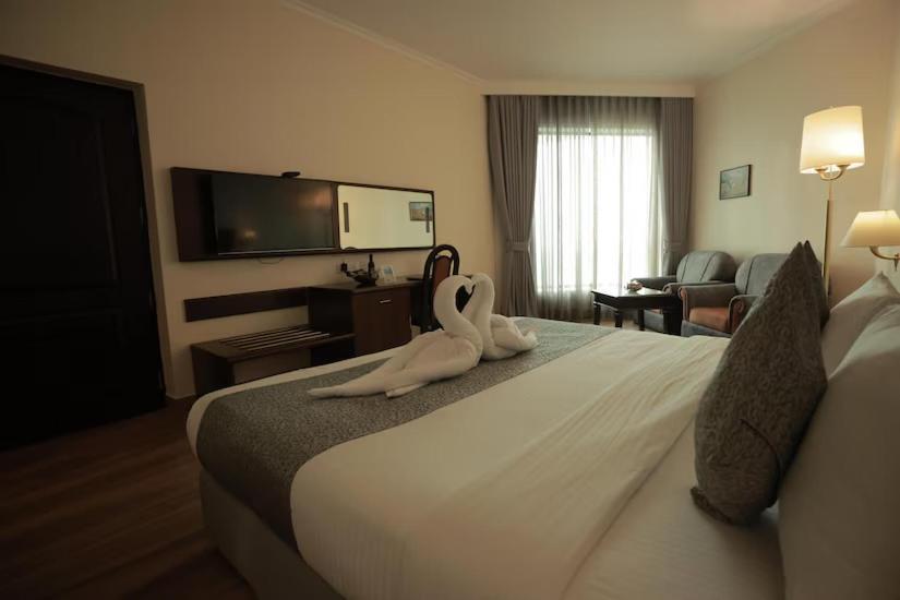 The Quilon Beach Hotel And Convention Center Колам Екстериор снимка