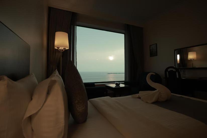 The Quilon Beach Hotel And Convention Center Колам Екстериор снимка