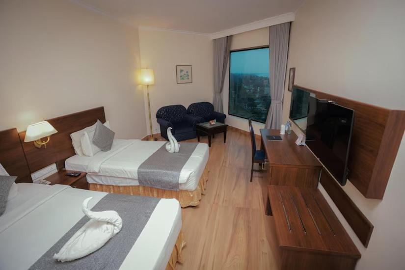 The Quilon Beach Hotel And Convention Center Колам Екстериор снимка