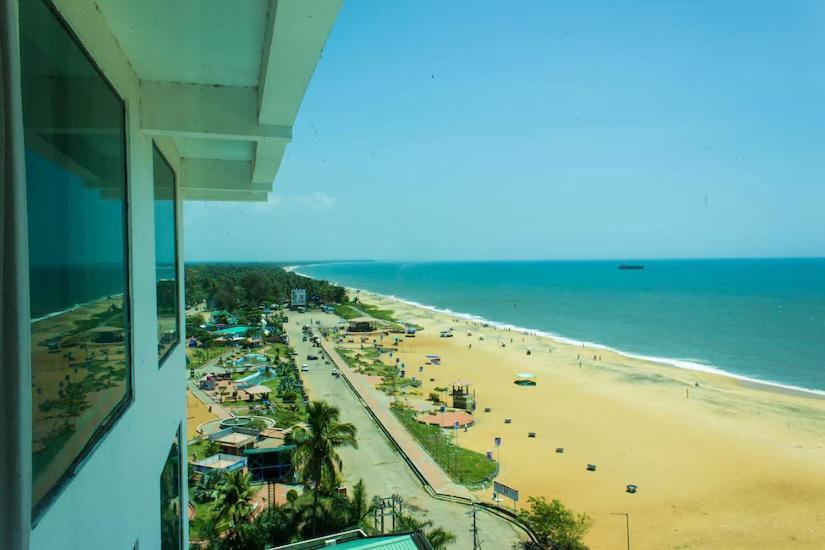 The Quilon Beach Hotel And Convention Center Колам Екстериор снимка