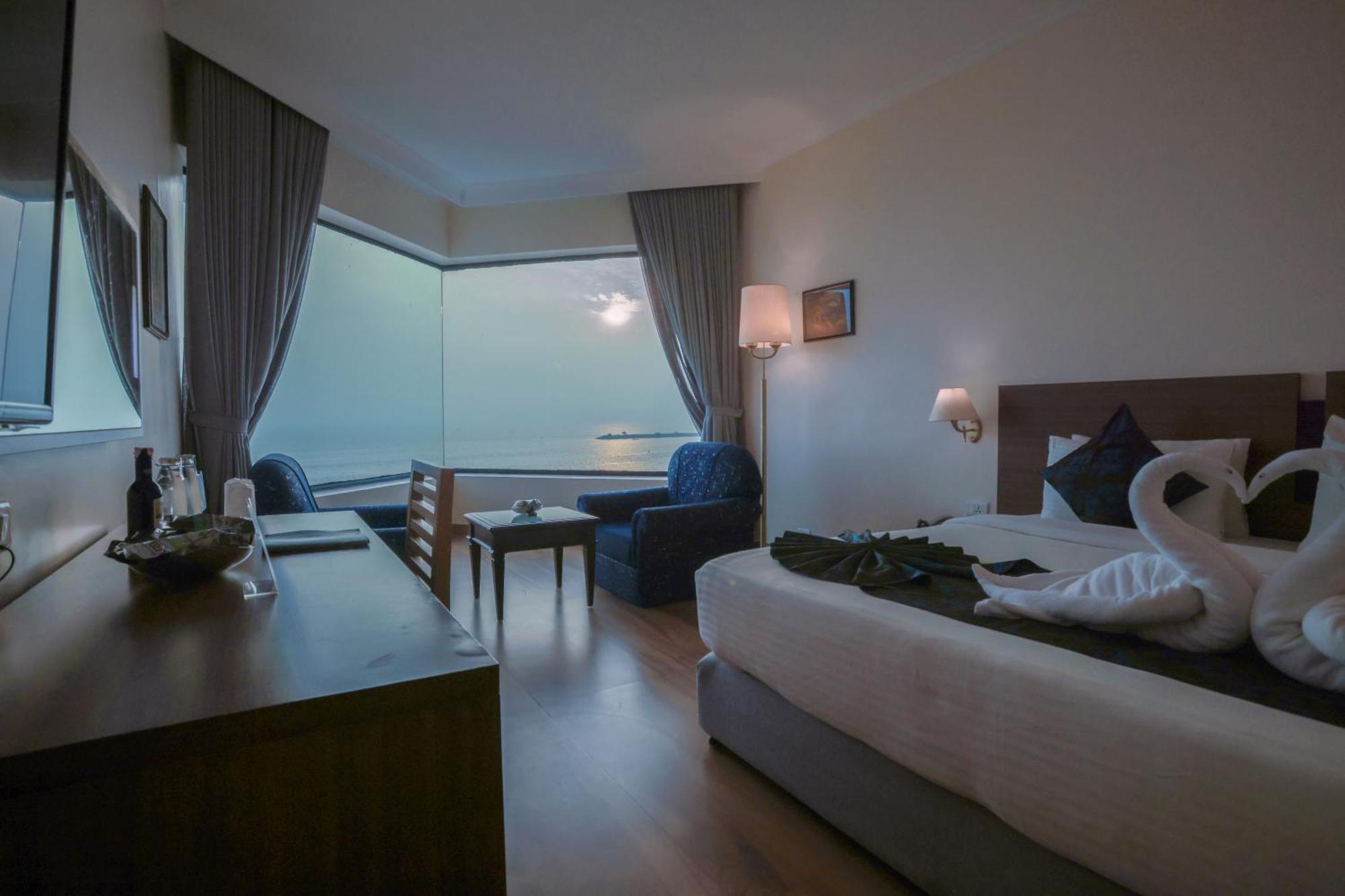 The Quilon Beach Hotel And Convention Center Колам Екстериор снимка