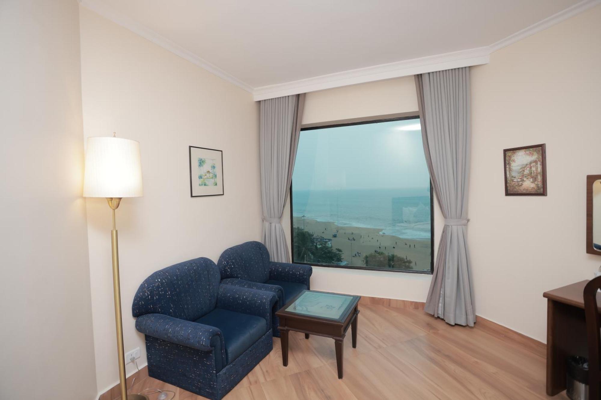 The Quilon Beach Hotel And Convention Center Колам Екстериор снимка