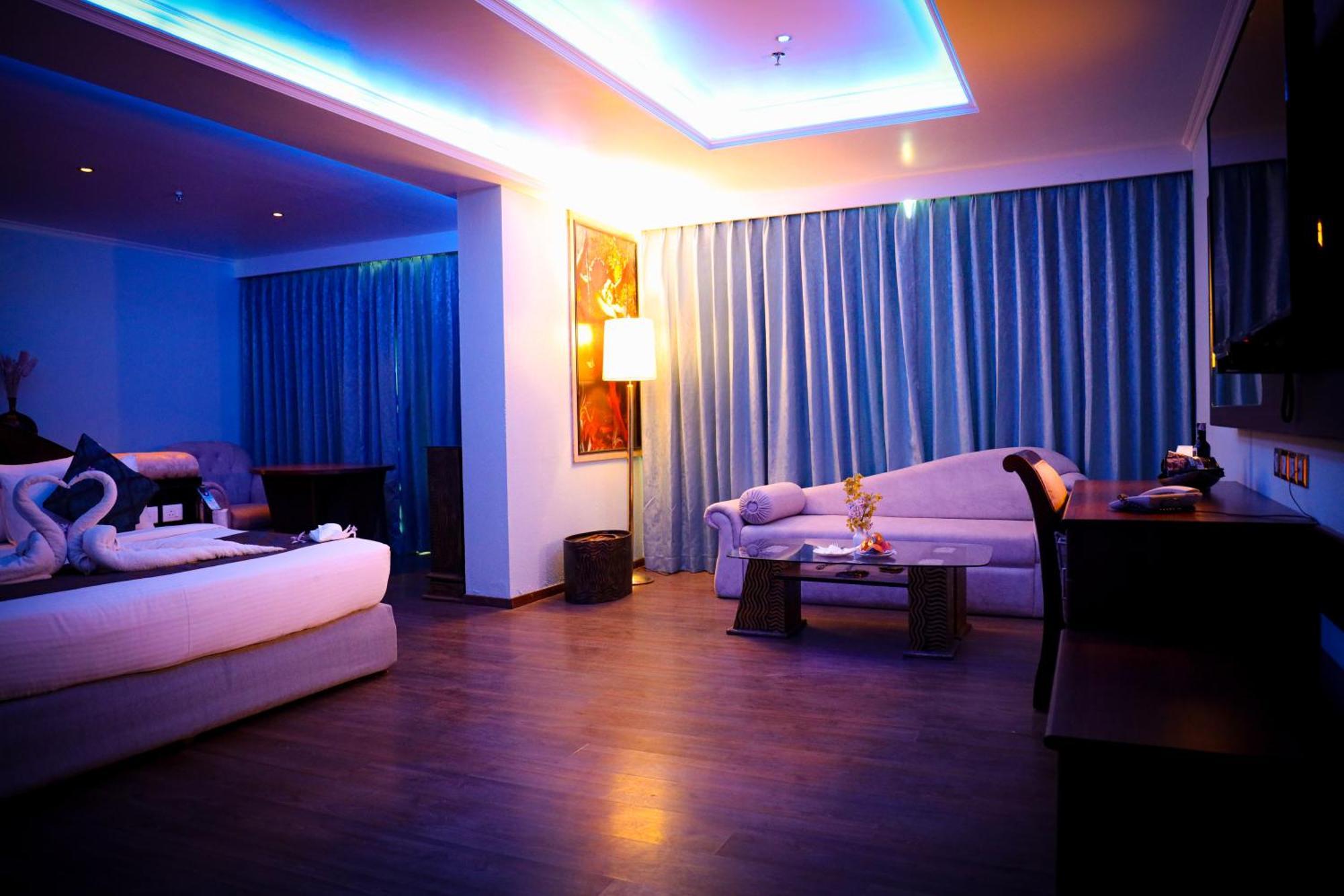 The Quilon Beach Hotel And Convention Center Колам Екстериор снимка