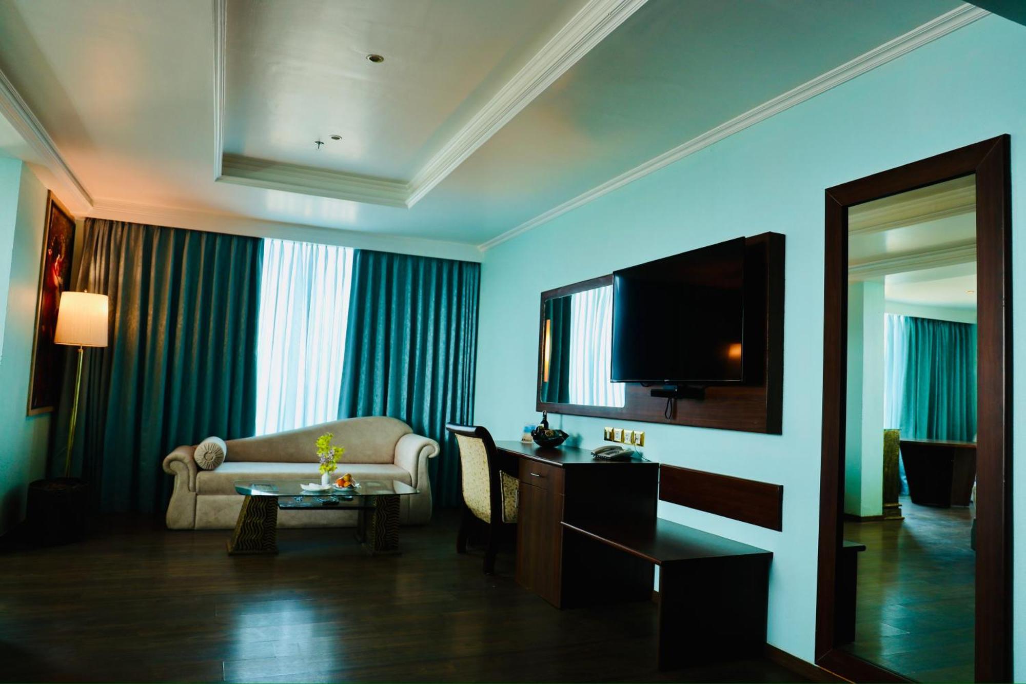 The Quilon Beach Hotel And Convention Center Колам Екстериор снимка