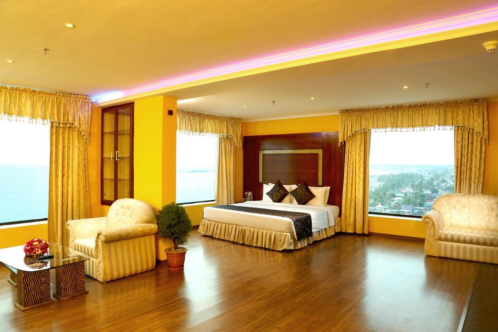 The Quilon Beach Hotel And Convention Center Колам Екстериор снимка
