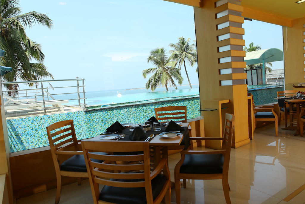 The Quilon Beach Hotel And Convention Center Колам Екстериор снимка
