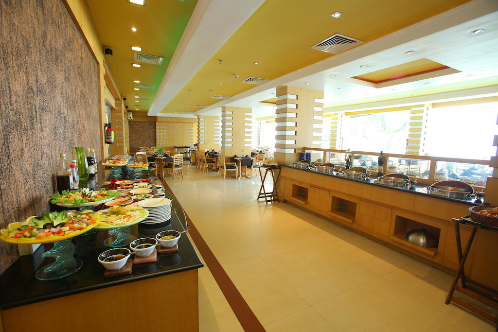 The Quilon Beach Hotel And Convention Center Колам Екстериор снимка