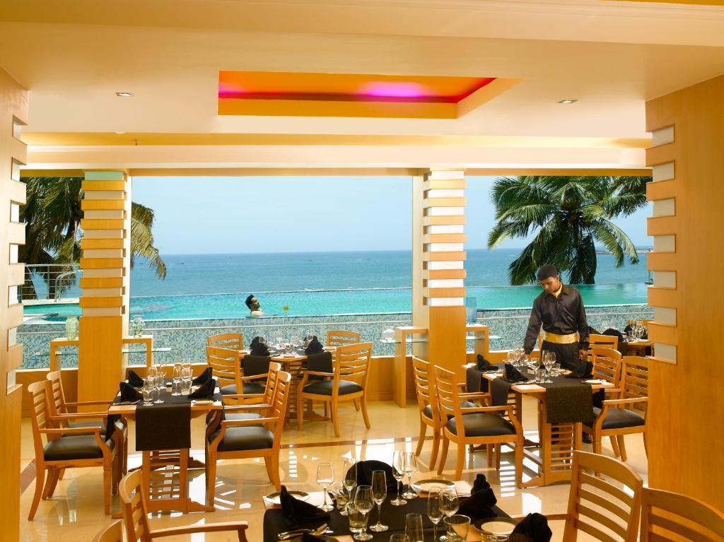 The Quilon Beach Hotel And Convention Center Колам Екстериор снимка