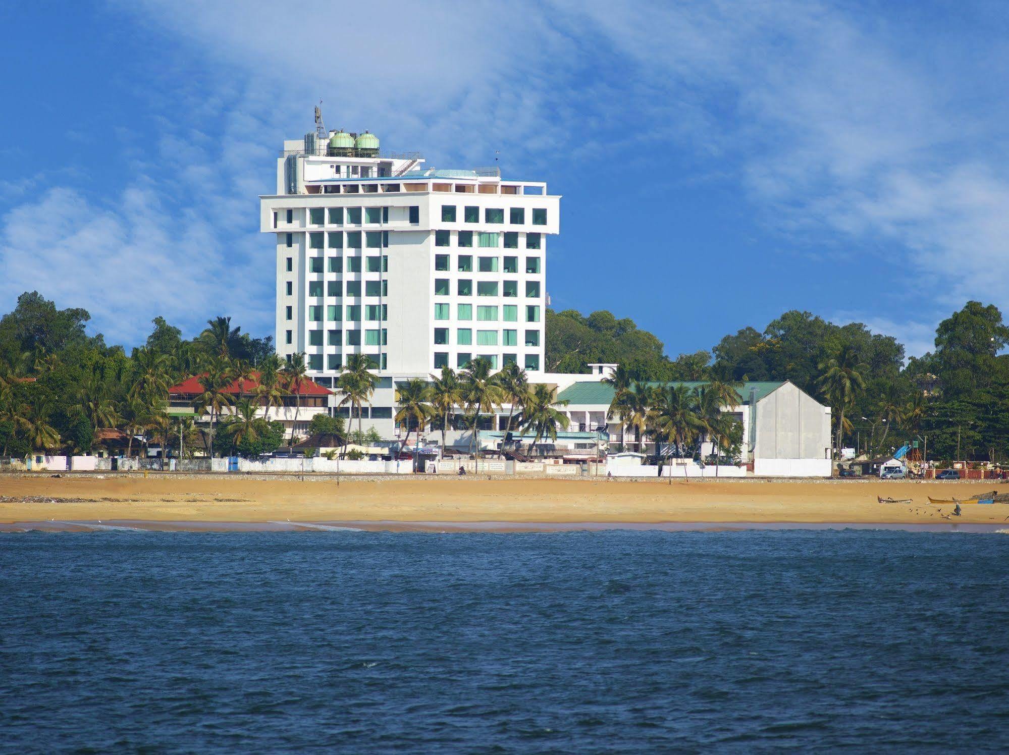 The Quilon Beach Hotel And Convention Center Колам Екстериор снимка